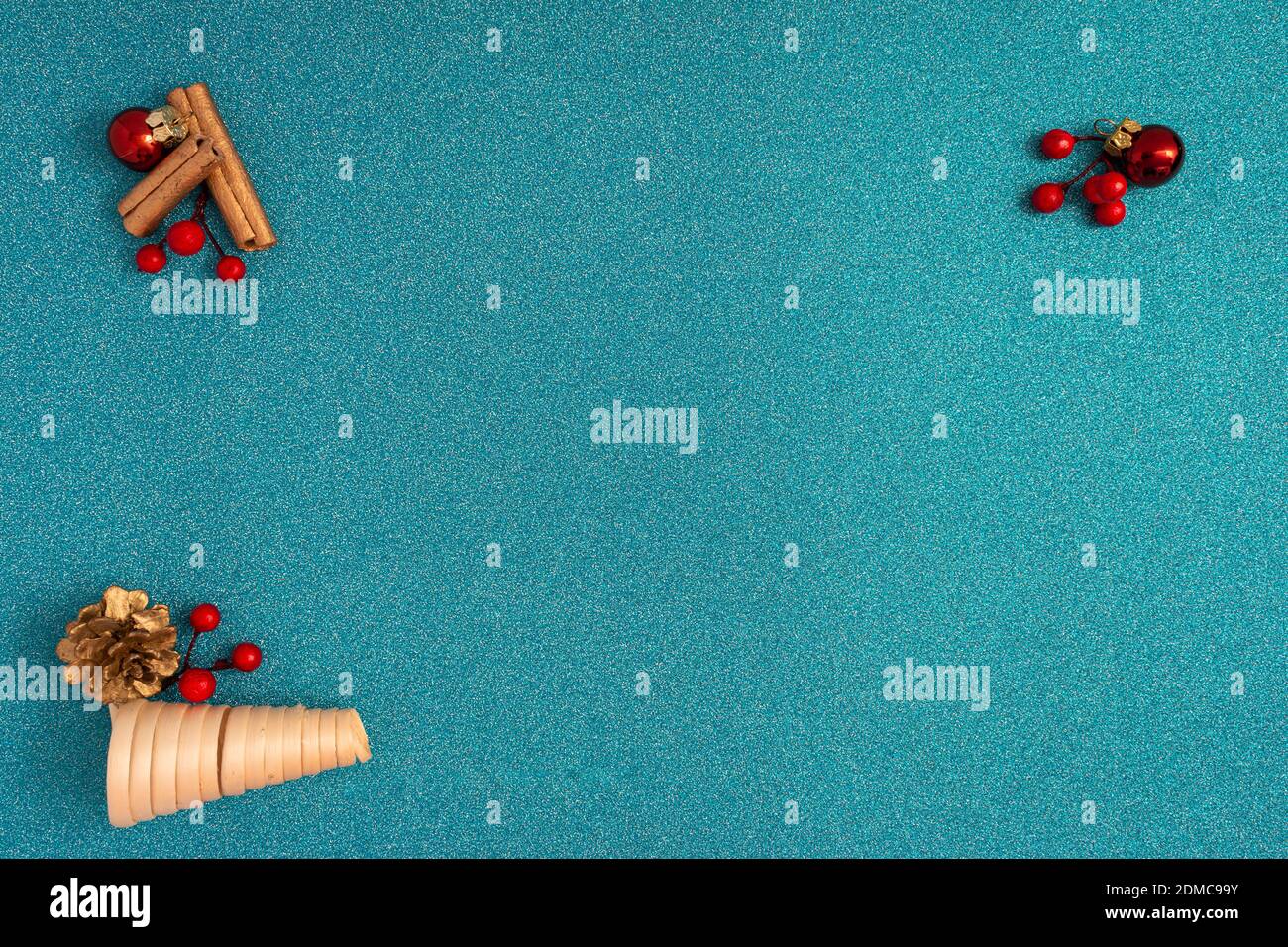 La Navidad reflejada en fondos con emocion en variados contextos de fondos y colores. Foto Stock