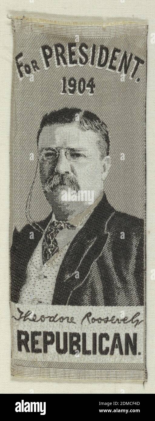 Theodore Roosevelt, Medium: Tecnica della seta: Tessuto di jacquard, souvenir in tessuto bianco e nero con un ritratto di Theodore Roosevelt dalle elezioni presidenziali del 1904. L'iscrizione in cima recita 'per il presidente. 1904.' Lungo il fondo si trova la firma tessuta 'Theodore Roosevelt' e la parola 'Repubblican.', USA, 1904, tessuti tessuti, nastro campagna, nastro campagna Foto Stock