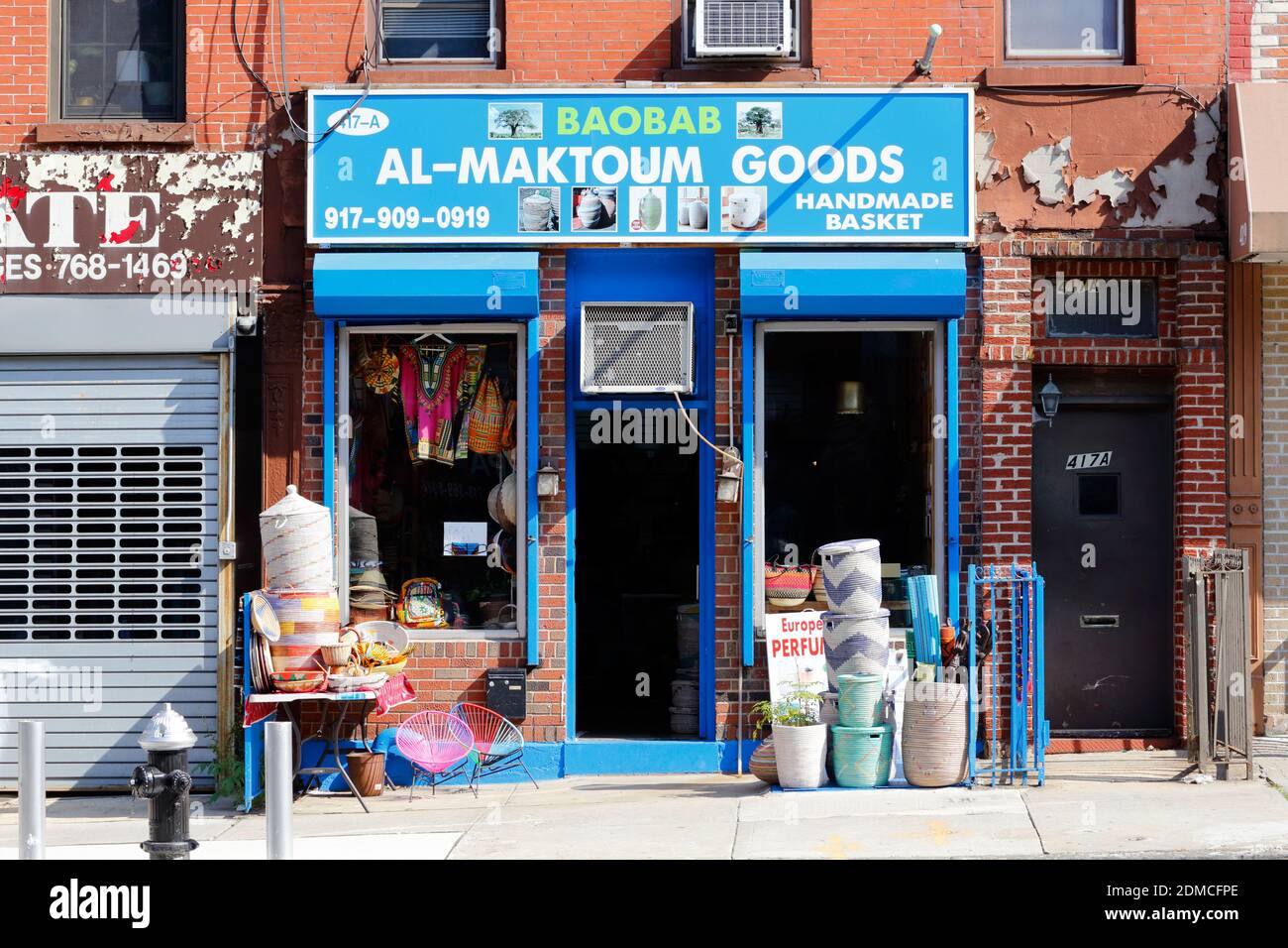 Al-Maktoum Goods, 417 7th Ave, Brooklyn, New York. Foto di fronte al negozio di New York di un negozio di articoli africani e di un cesto di dolciaria nel quartiere Park Slope. Foto Stock
