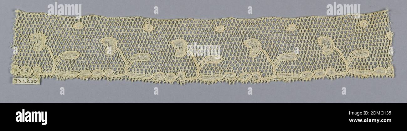 Bordo, Medio: tecnica lino: Pizzo a bobina, stile Mechlin con punto de Paris Ground, scheda catalogo da 1933 says, SPRIG E DOT PATTERN; MAGLIA A STELLA A SEI PUNTI. (Point de Paris), 18 ° secolo, merletto, Edge Foto Stock