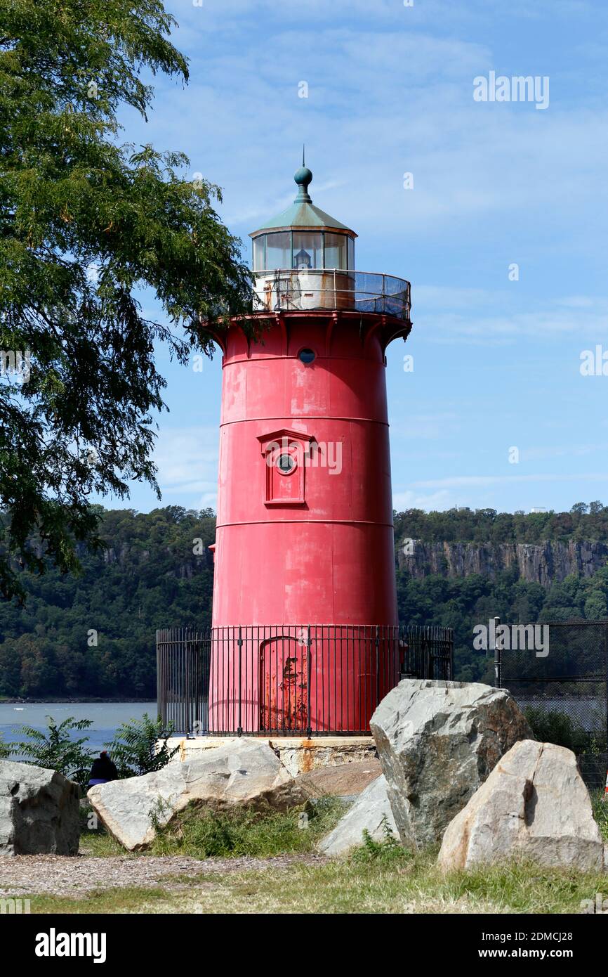 Il Little Red Lighthouse, Jeffrey's Hook Light, a Fort Washington Park, New York, New York. Con il Palisades Interstate Park sullo sfondo. Foto Stock