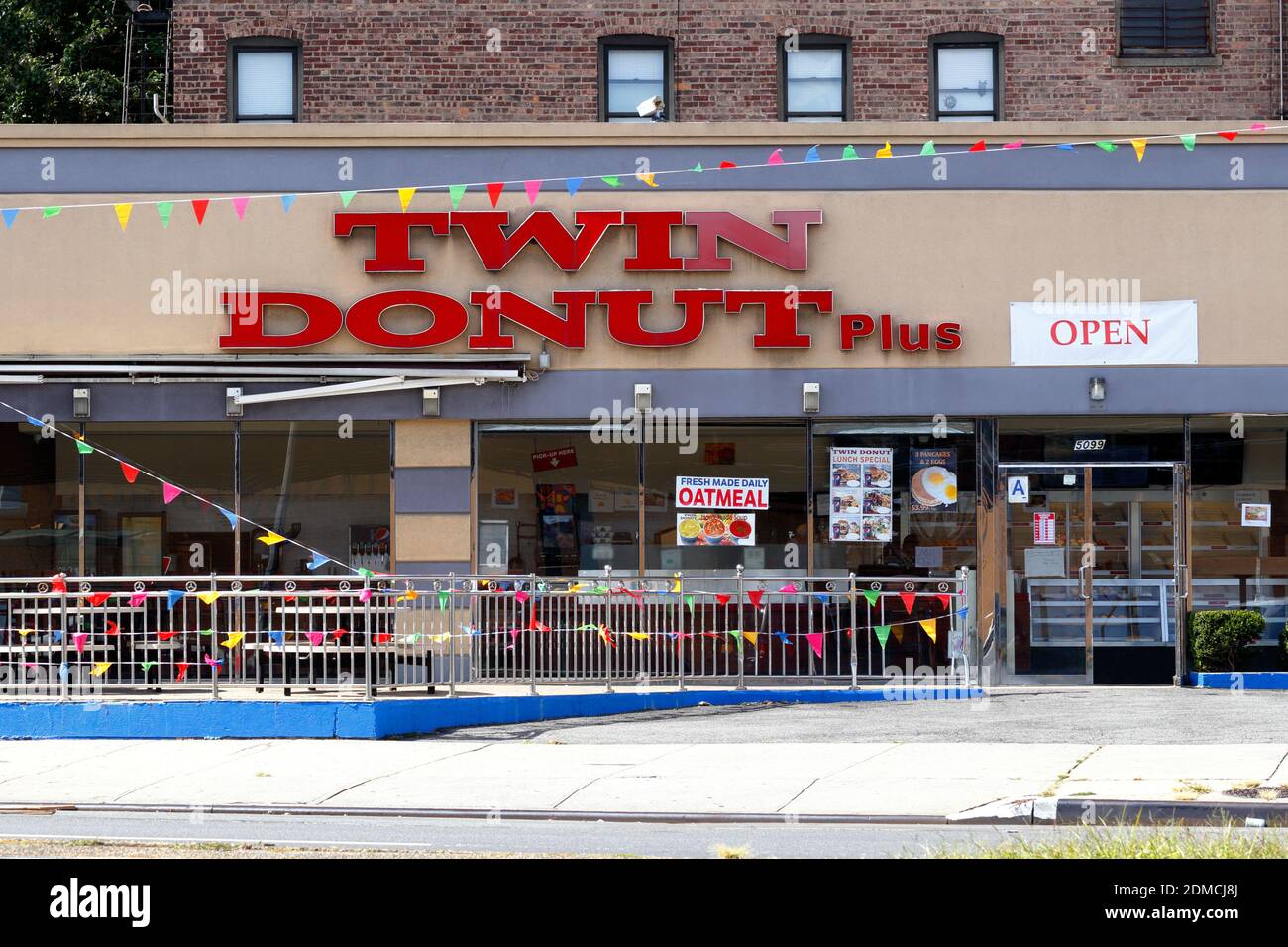 Twin Donut Plus, 5099 Broadway, New York, NYC foto di un negozio di ciambelle nel quartiere Inwood di Manhattan. Foto Stock