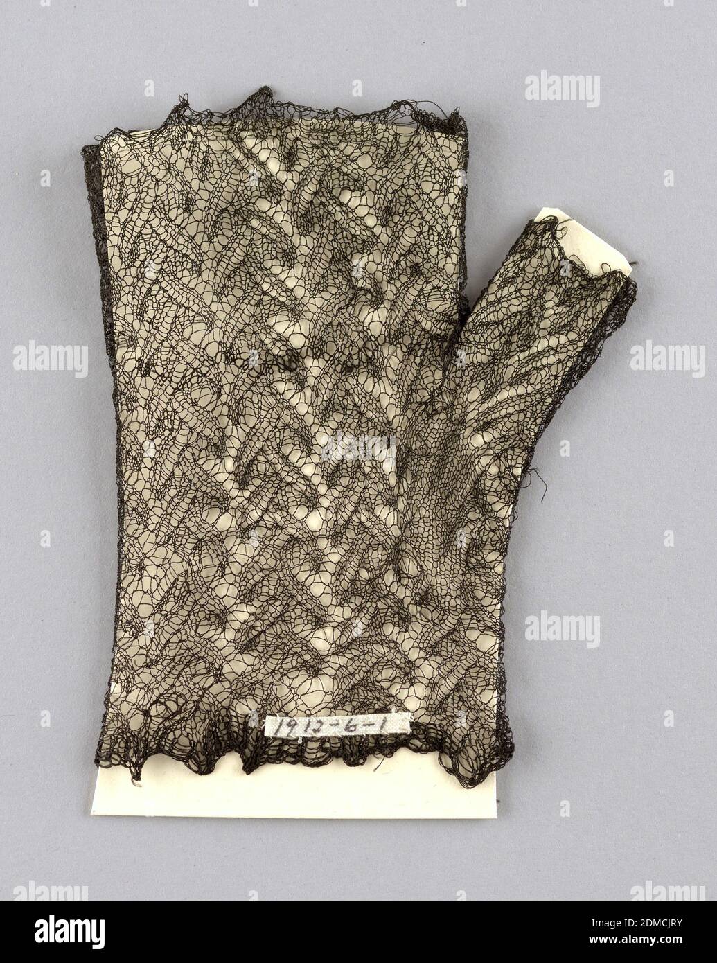 MITT, Medium: Seta tecnica: Maglia, MITT di seta nera molto fine maglia pizzo., primi del 19 ° secolo, costume & accessori, MITT Foto Stock