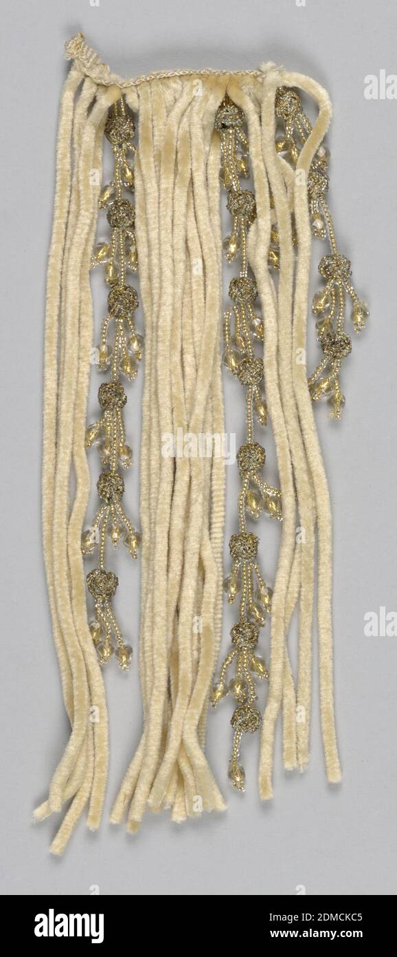 Frangia, media: Seta, metallo, perline di vetro, trefoli di ciniglia bianca sono mescolati con trefoli oro-colori perline di vetro punteggiato con nodi di oro e filo di metallo d'argento., Francia, fine del 19 ° secolo, rifili, fringe Foto Stock