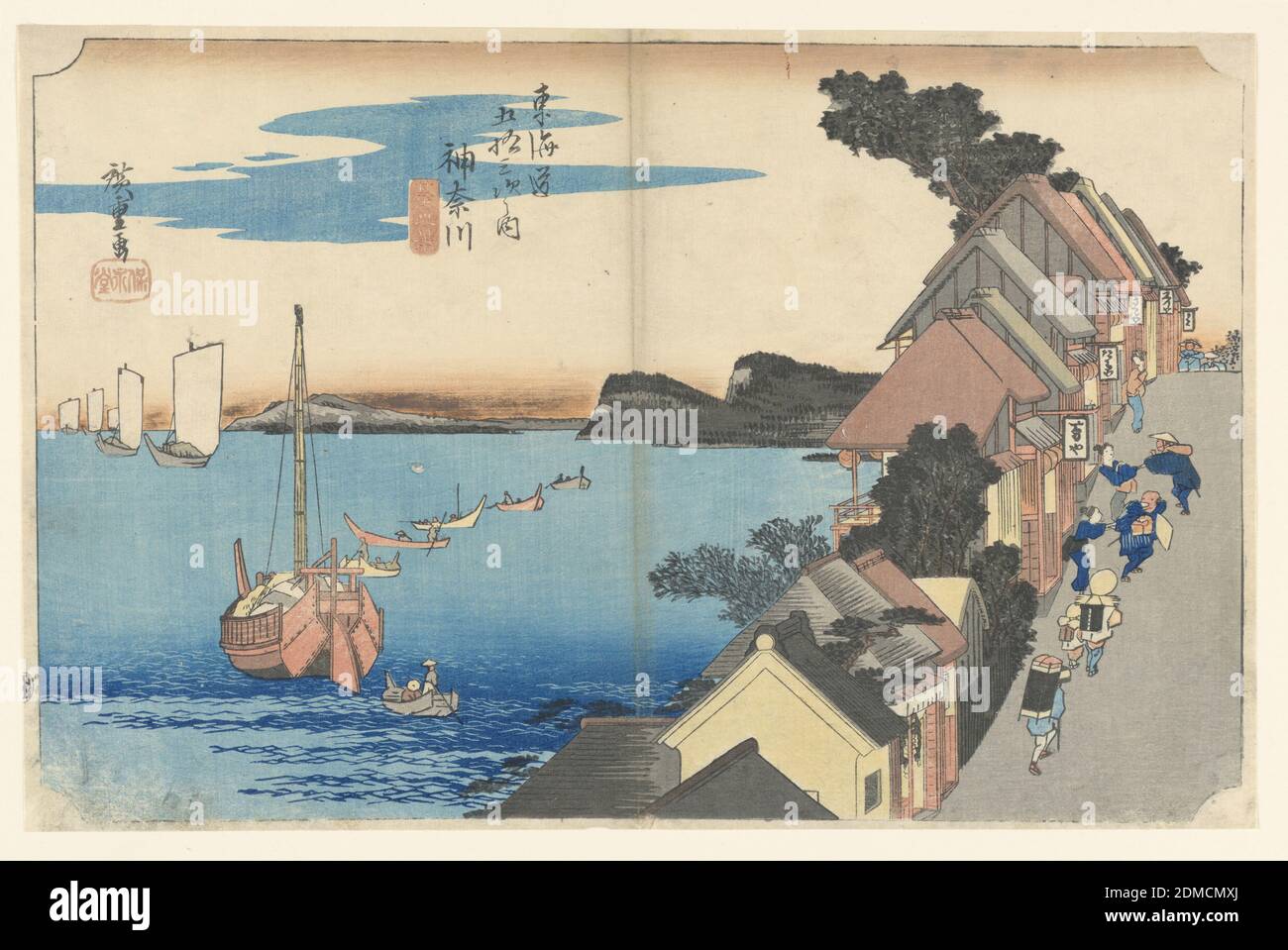 Hilltop View, nelle cinquantatre stazioni di Tokaido Road (Kanagawa, dai-no-kei Tokaido Gojusan Tsugi-no Uchi), Ando Hiroshige, giapponese, 1797–1858, stampa di blocchi di legno in inchiostro colorato su carta, Village Street sorge ripidamente a destra con un gruppo di viaggiatori, due dei quali sono accostati da donne, cercando di trascinarli nelle case da tè. Sinistra, nella baia, barca all'ancora, sci con due uomini; anche cinque piccole barche e cinque barche a vela; nuvola nel cielo., Giappone, ca. 1834, Seascapes, Print, Hilltop View, nelle cinquantatre stazioni della Tokaido Road (Kanagawa, dai-no-kei Tokaido Gojusan Tsugi-no Uchi Foto Stock