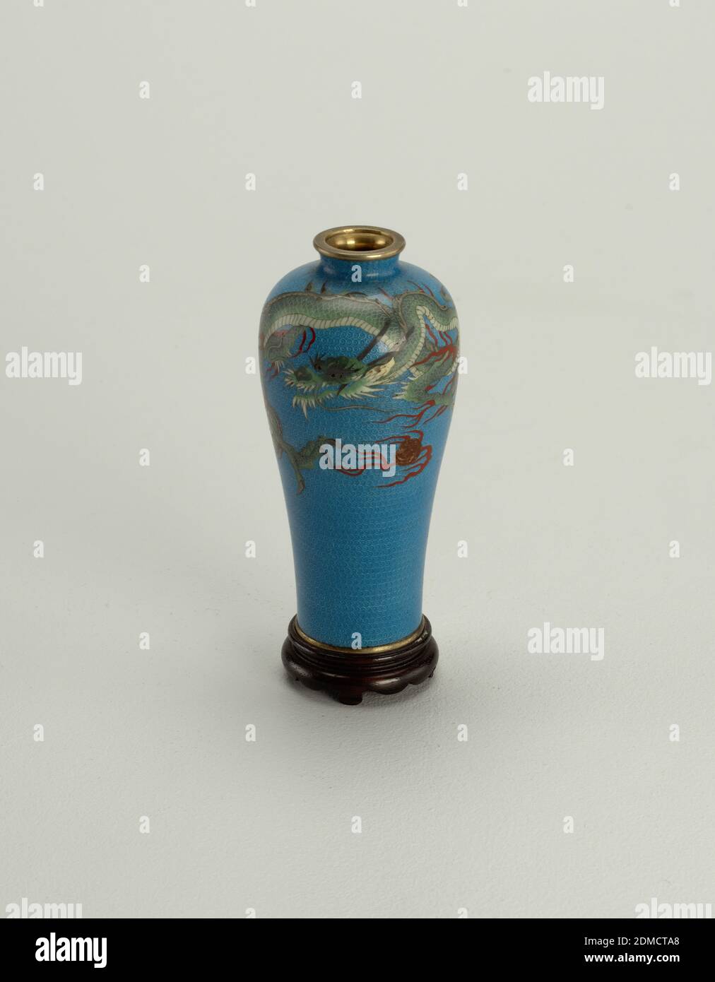 Vaso, smalto cloisonné, forma sottile gallipot, con drago verde e bianco che persegue la perla fiammeggiante, in smalto d'aventurina, su un terreno nero di blu, avvolto con filo d'argento. Collo e piede montati in ottone. Controsmalto giallo., Giappone, fine del XIX secolo, smalti, Arti decorative, Vase Foto Stock