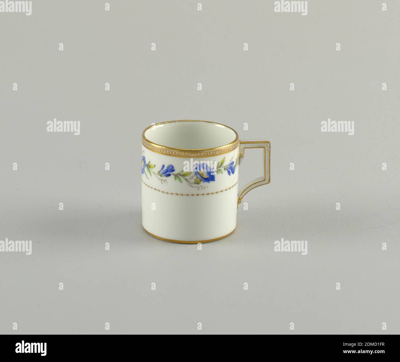 Coppa con bordo floreale, porcellana Meissen Manufactory, tedesca, attiva dal 1710 ad oggi, porcellana in pasta dura, smalto vetroso, oro, una tazza di porcellana con motivi floreali in doratura. Manico angolare, Germania, 1774–1814, ceramica, arti decorative, coppa, coppa Foto Stock