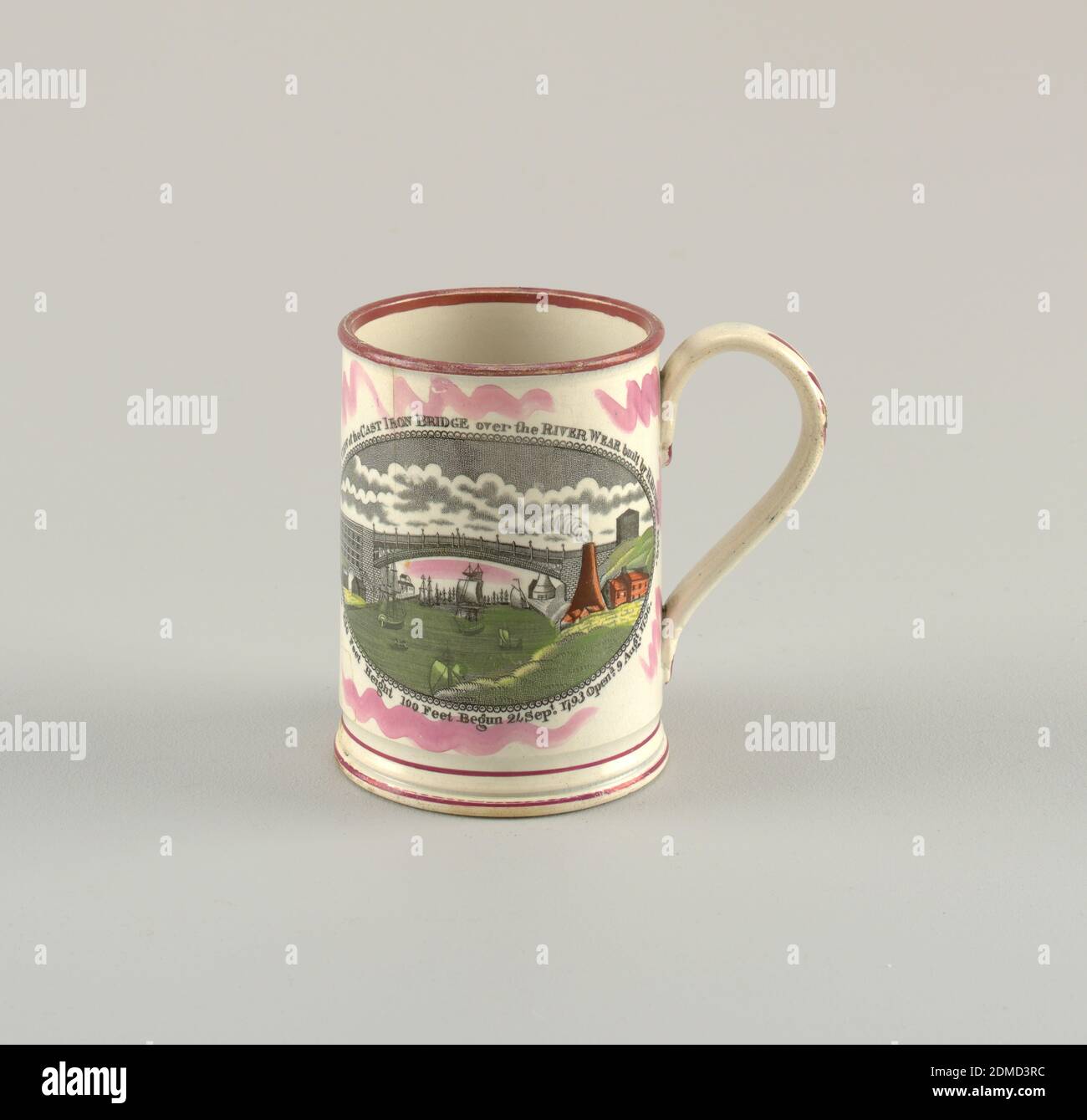 Mug, Samuel Moore & Co, Inghilterra, terracotta smaltata con decorazione transfer-printed, colorata a mano e lustered, corpo dritto con sezione leggermente concava sopra il piede rotondo. Su un lato, vista transfer-printed del ponte di ghisa sopra il fiume usura, circondato da iscrizione. Dall'altro lato, marito e moglie e due figli; sotto questo, "arrivederci di Sailor". Stampe più accentuate con colore verde, rosso ferro, giallo e rosa. All'interno, una rana tridimensionale, dipinta di nero e rosa., Sunderland, Inghilterra, ca. 1820, ceramiche, Arti decorative, Mug Foto Stock