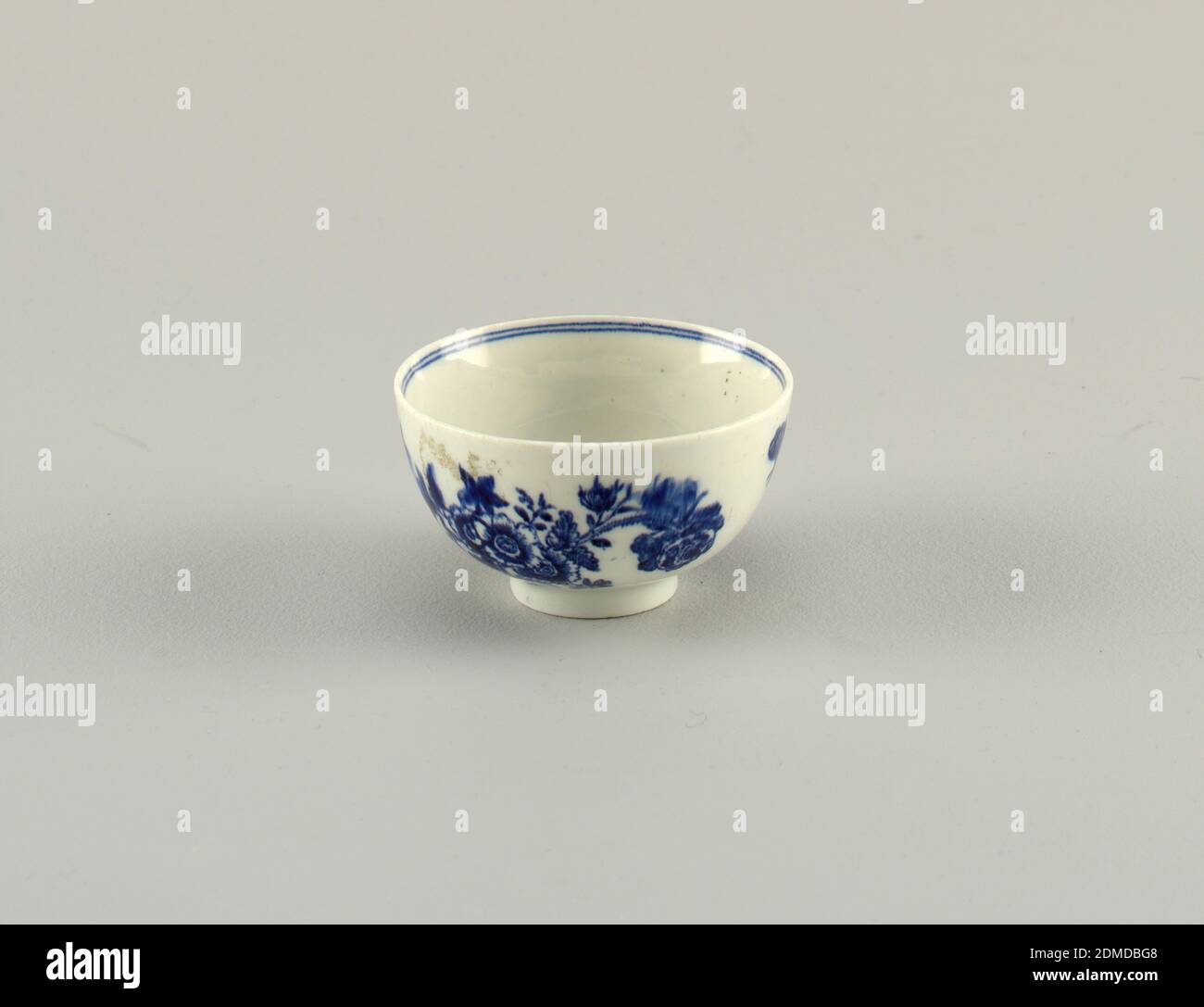 Coppa, Royal Worcester, inglese, fondata nel 1751, porcellana, smalto vetroso, tazza rotonda, senza manico, sul piede alto. Decorazioni floreali blu sull'esterno. Linea doppia sul bordo interno, Inghilterra, ca. 1770, ceramica, arti decorative, coppa, coppa Foto Stock