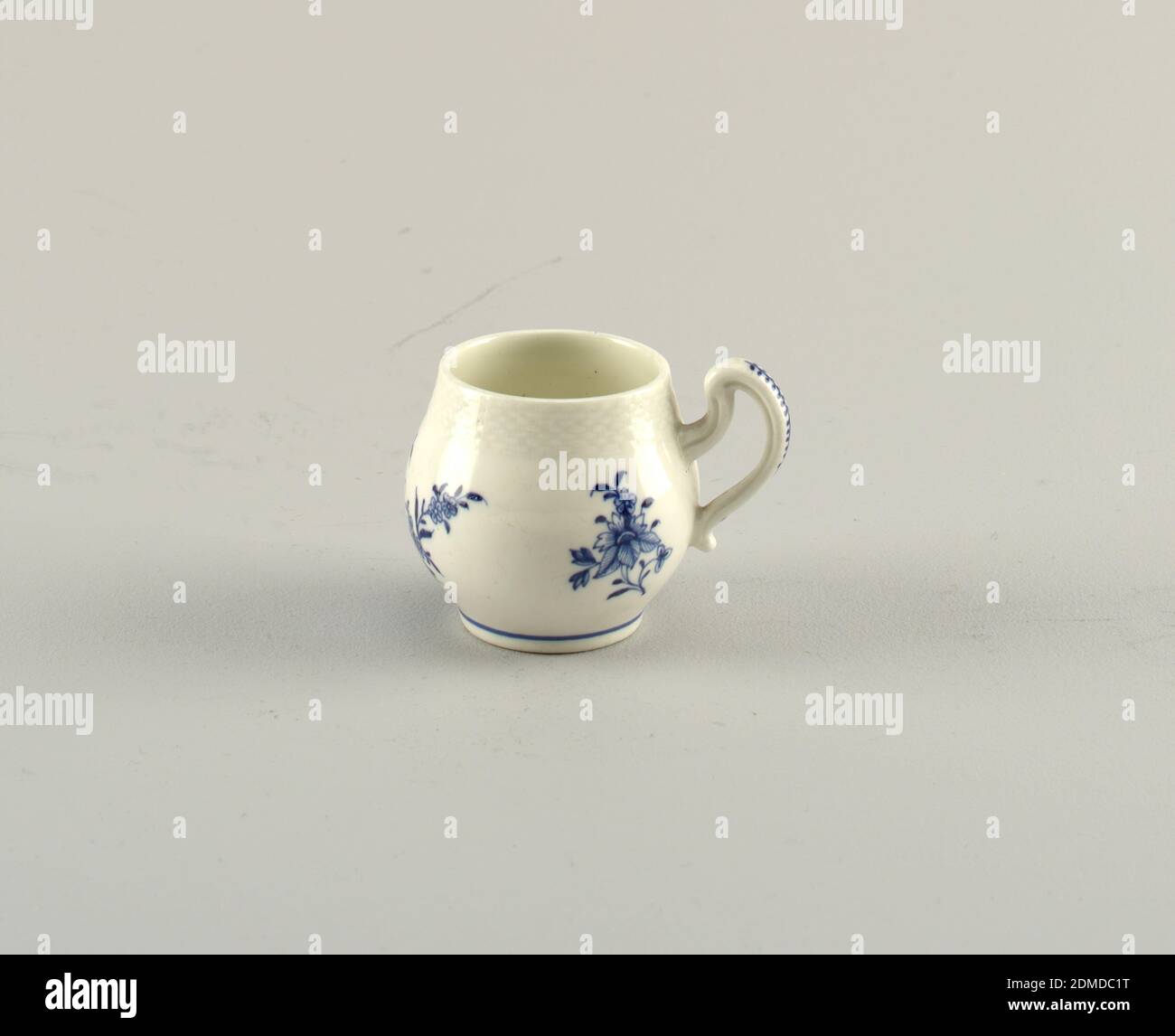 Tazza, pasta morbida in porcellana, smalto vitreo, tazza a forma di cilindro con manico rotondo e bordo in tessuto a cestello stampato. Decorazione floreale blu e linea alla base., Francia, metà del 18 ° secolo, ceramica, arti decorative, coppa, coppa Foto Stock