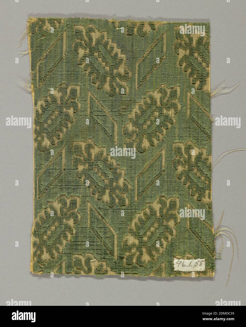 Frammento, mezzo: Seta tecnica: Ordito supplementare che forma il pelo tagliato e non tagliato (velluto) in una fondazione di tessitura semplice, losanghe e barre rivolte in direzioni alternate in file alternate. In verde su oro., 17 ° secolo, tessuti tessuti, frammento Foto Stock