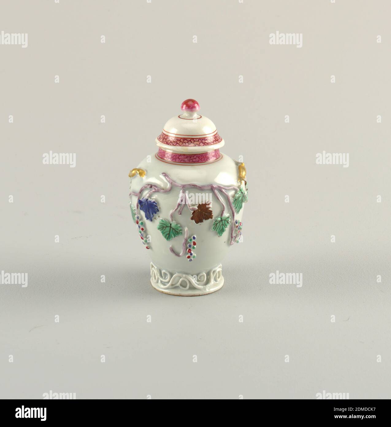 Tea caddy e coperchio, porcellana dipinta in smalti, esportazione coperta di tè caddy e coperchio. Corpo balaustro con collo. Coperchio a cupola con finiale bulboso. Rilievo decorazione di viti. Scorrimento in basso. Motivo floreale rosa e collo e sul bordo del coperchio, sfumature leggermente diverse., Cina, fine 18 ° secolo, ceramica, Arti decorative, Tea caddy e copertina Foto Stock