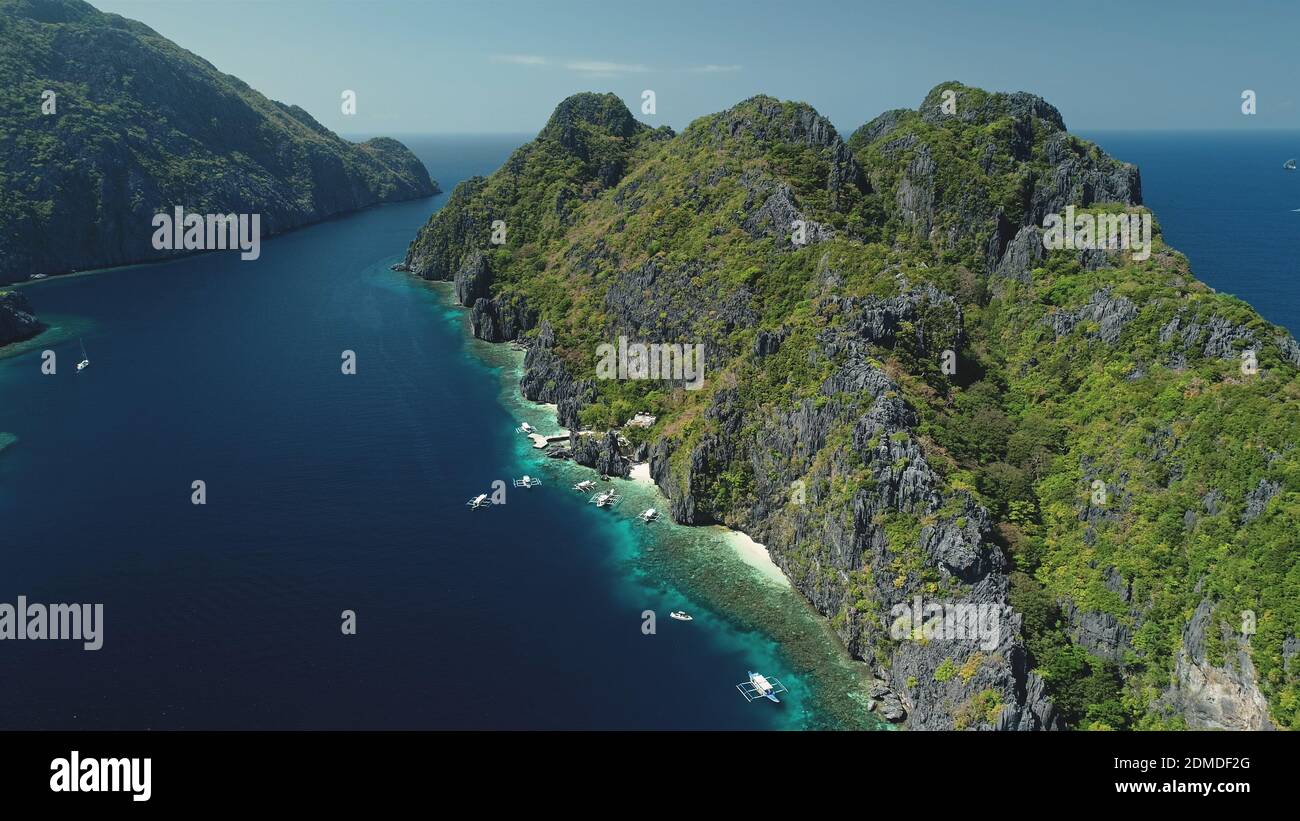 Relax Seascape con il trasporto in acqua di El Nido isolette, Palawan, Filippine, Asia. Filippine Hill Highland Islands a vista aerea del golfo dell'oceano. Il turismo estivo cinematografico in una leggera ripresa Foto Stock
