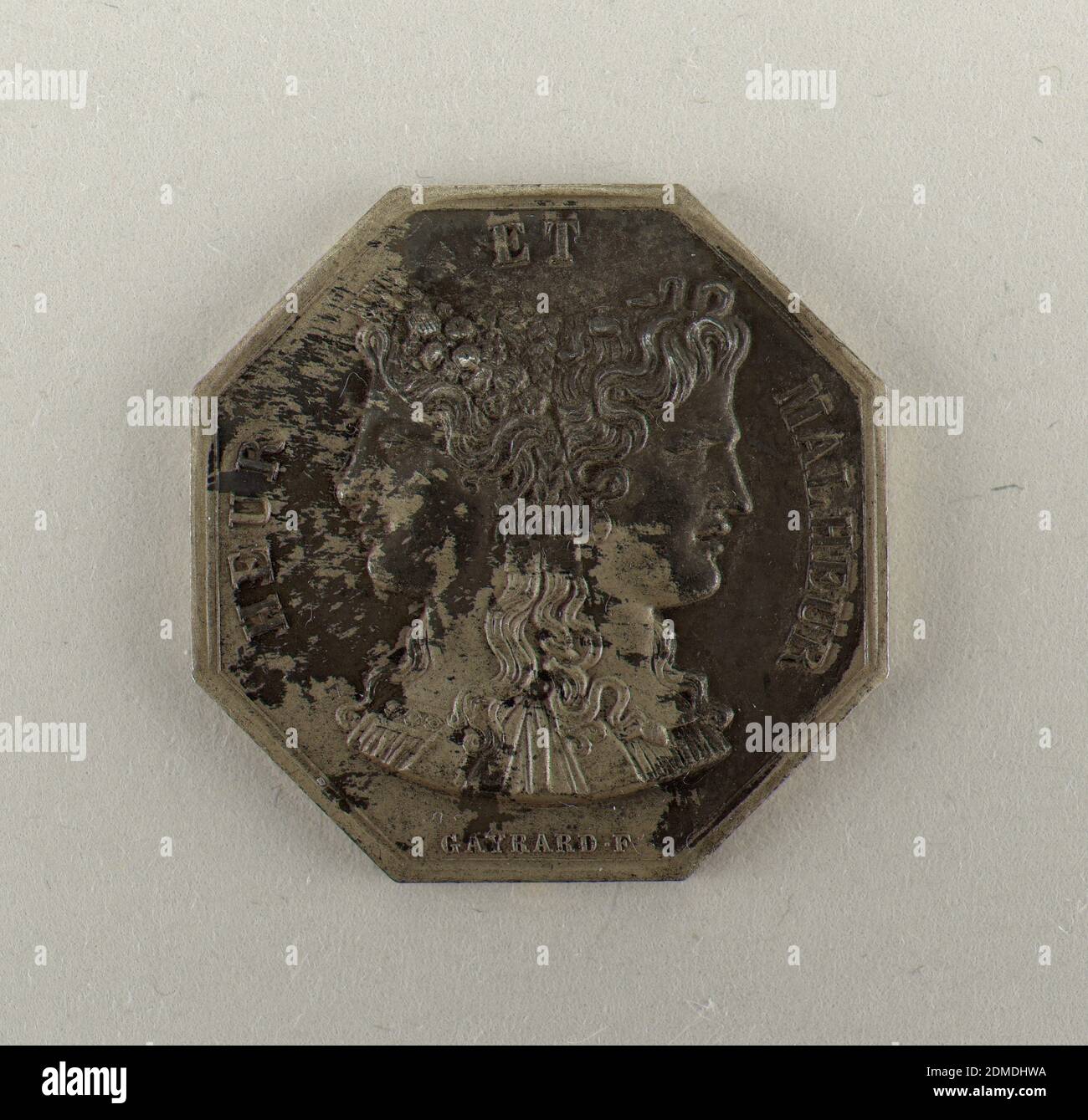 HEUR et Malheur (Happiness and Woe), Raymond Gayrard, francese, 1777 - 1858, argento fuso, gettone ottagonale per il gioco d'azzardo. Obverse mostra il doppio busto del giovane Giano. Iscrizione: HEUR ET MALHEUR (felicità e guai) / GAYRARD-F. Reverse mostra Venus reclining., Francia, primi del 19 ° secolo, metallurgia, Arti decorative, Token, Token Foto Stock