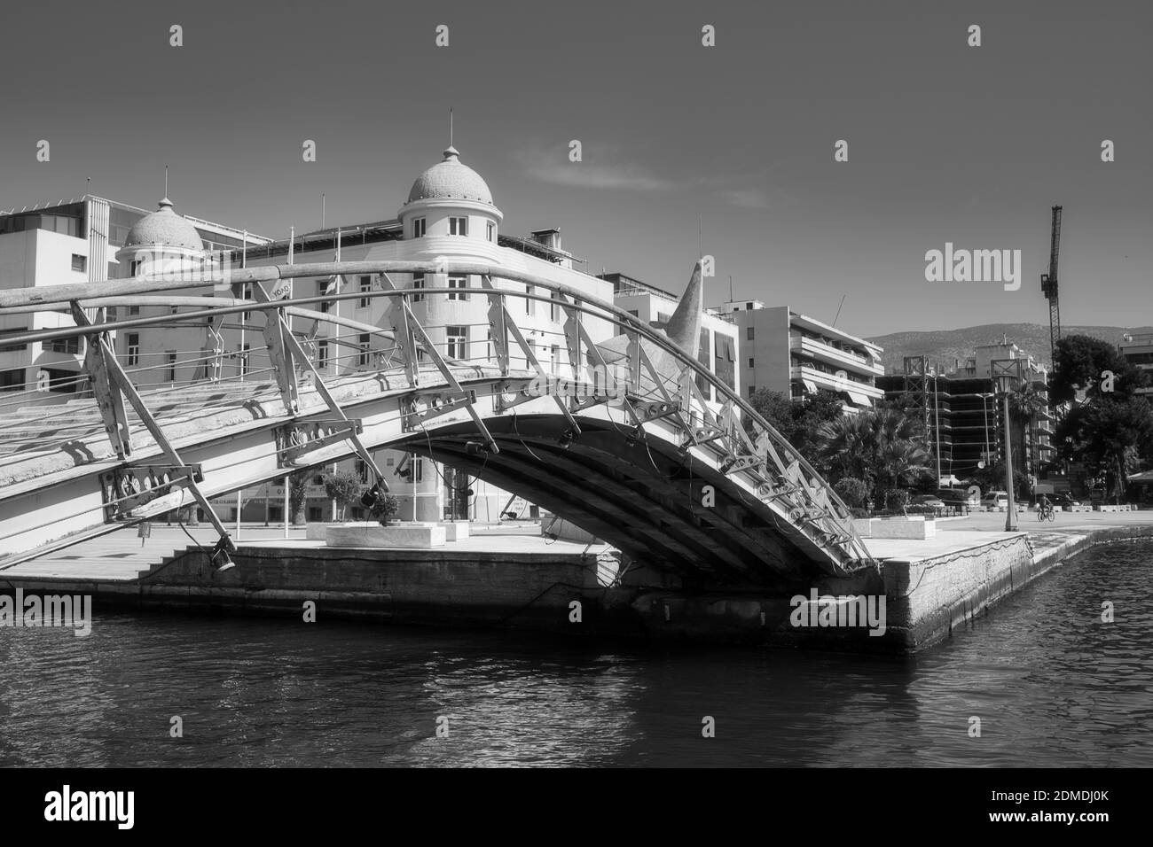 VOLOS, GRECIA - Apr 04, 2020: Grecia, Volos 4/4/2020 Volos città, lungomare al mattino, istantanee della vita quotidiana, edifici pubblici, università, monum Foto Stock