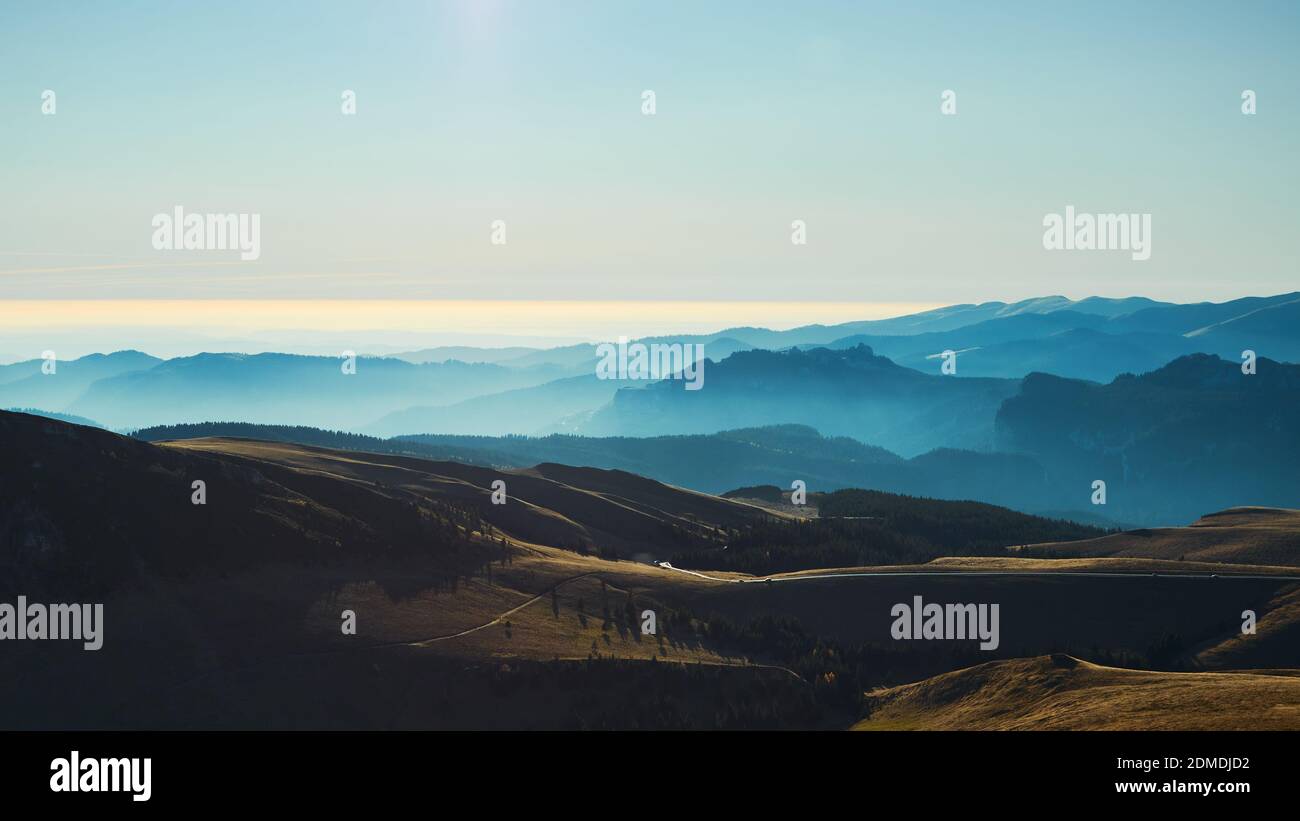 Tramonto sulle montagne autunnali. Foto Stock