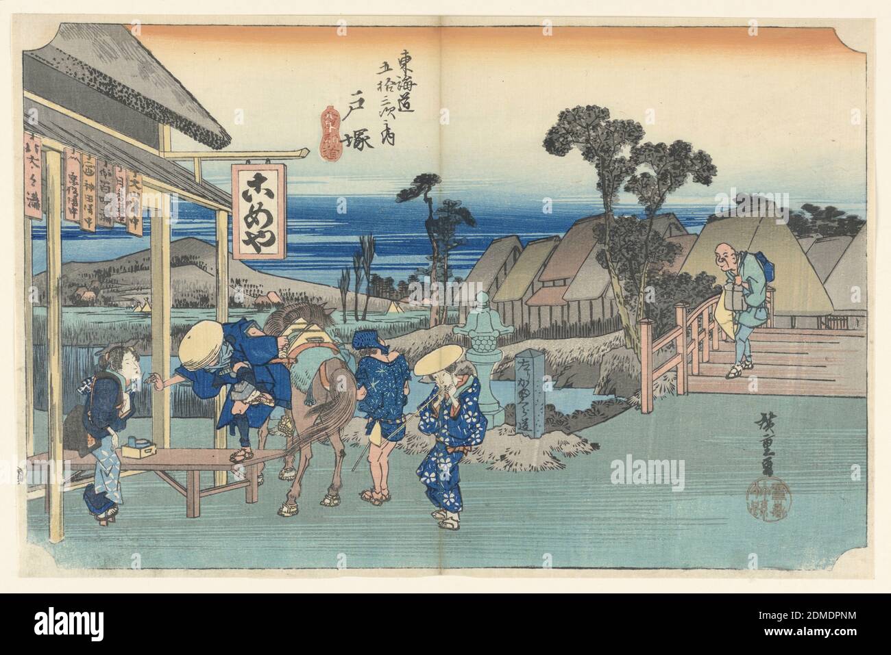 Totsuka Teahhouse, nelle cinquantatre stazioni di Tokaido Road (Tokaido Gojusan Tsugi-no Uchi), Ando Hiroshige, giapponese, 1797–1858, stampa a blocchi di legno in inchiostro colorato su carta, ecco una scena sprity di viaggiatori al di fuori di una casa da tè della città di Totsuka. Da Edo (Tokyo) a Totsuka all’epoca, era circa un giorno di viaggio. C'è un uomo che si alleva con impazienza dal suo cavallo. A sinistra di lui, una donna serva, finemente vestita, accoglie i visitatori dopo il loro lungo viaggio. C'è un uomo sulla destra, in piedi accanto al cavallo, è un portiere, con la sua schiena di fronte a noi. Foto Stock