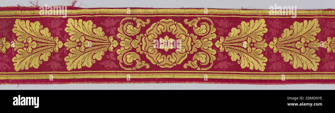 Tessile, Medio: Seta tecnica: Tessitura satinata, tessitura twill, motivo a striscia continua in giallo, marrone e rosso su terra rossa con grappoli di foglie simmetriche e rosette in stile Impero. Tessitura composta di due strutture: 5-tree fondazione tessitura satinata con 3/1 disegno twill. La torsione è interconnessa con la fondazione satin in tessitura semplice. I galleggianti della trama di fondazione a modello sono legati in 3/1 twill, dal twill ordito. Tagliato da un tessuto più grande da utilizzare come nastro di rifilatura., Francia, 1800–1825, tessuti, tessile Foto Stock