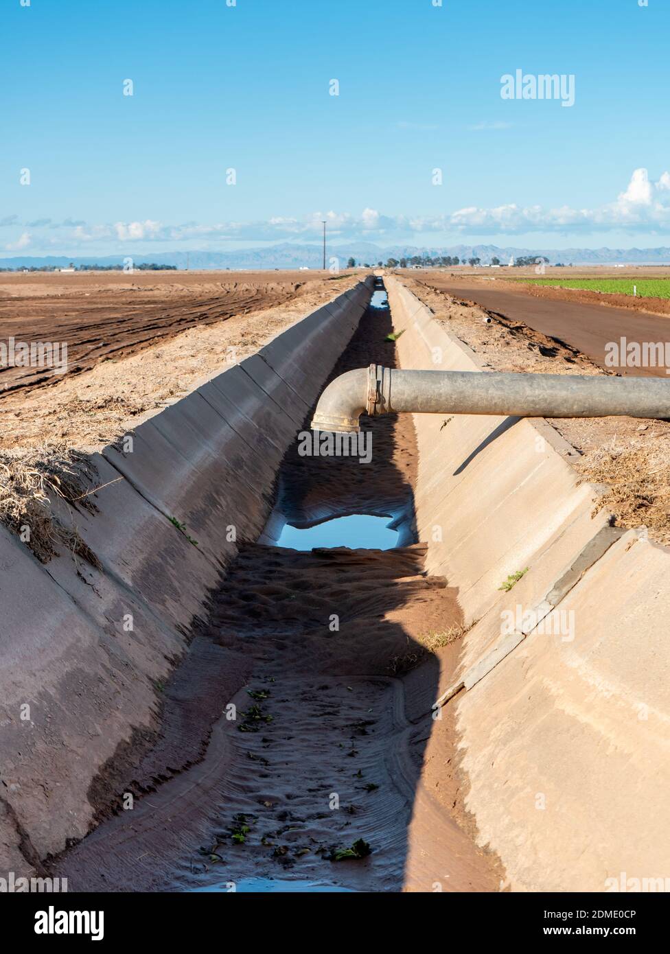 Pipe e fossati di irrigazione nel campo della California meridionale Foto Stock