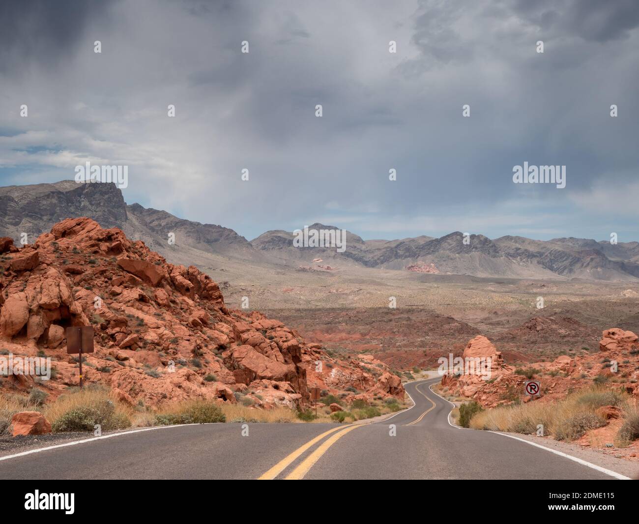 Strada solitaria e tortuosa che scende attraverso le formazioni di arenaria azteca Foto Stock