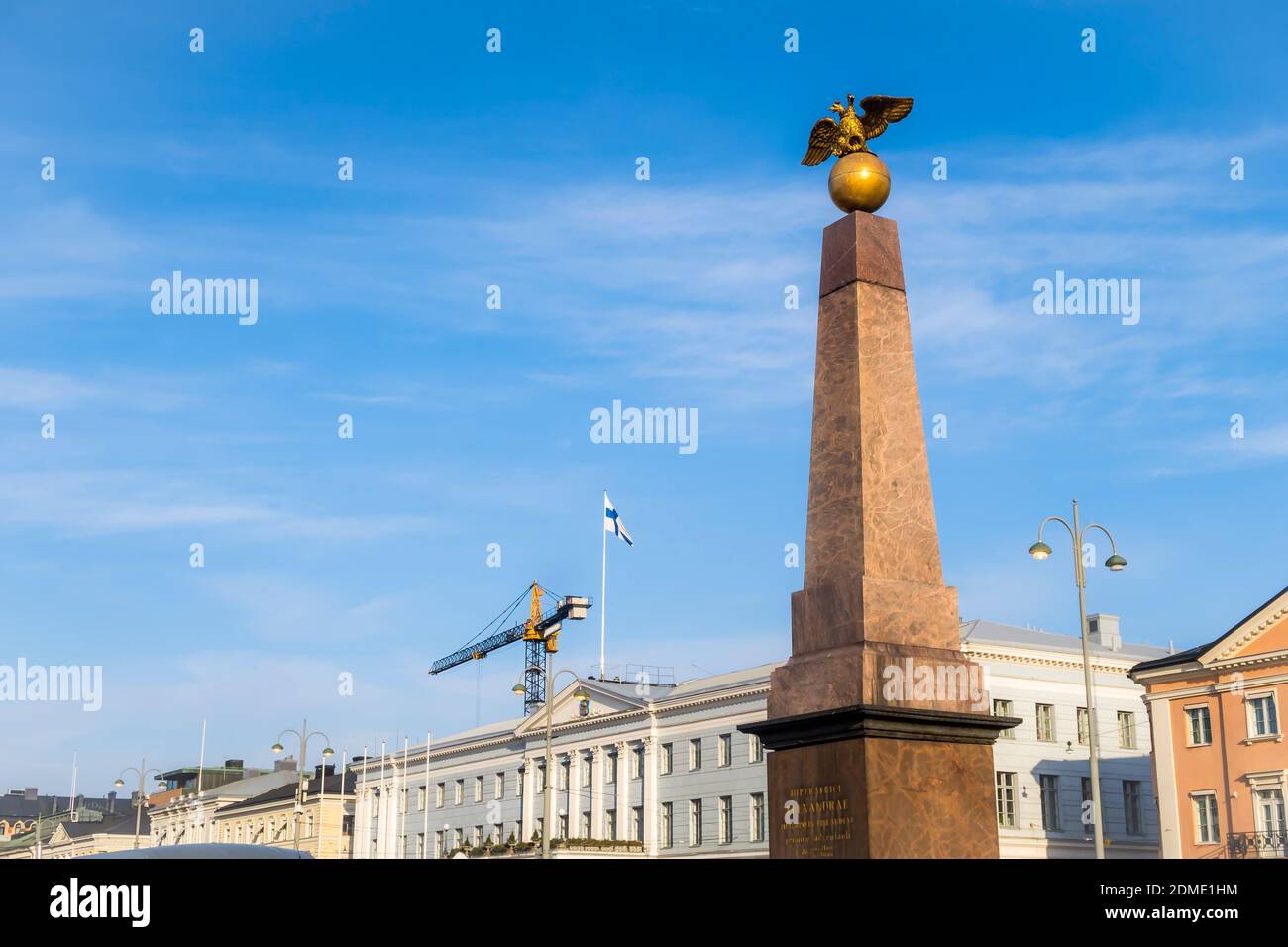 Simboli moderni e storici di Helsinki: Bandiera nazionale, gru da costruzione e stella dedicata all'EMPRES russo Foto Stock
