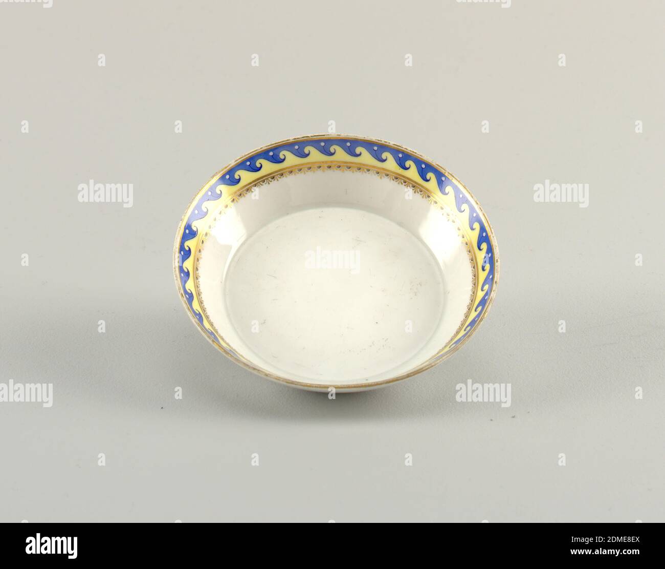 Piatto, porcellana Meissen Manufactory, tedesco, attivo dal 1710 ad oggi, pasta dura in porcellana, smalto vetroso, oro, dritto con bordo svasato. Decorazione a sovrapposizione: Banda di blu e giallo, divisa da linee ondulate a scorrimento. Gold Lines., Germania, 1774–1814, ceramica, arti decorative, piatto, piatto Foto Stock