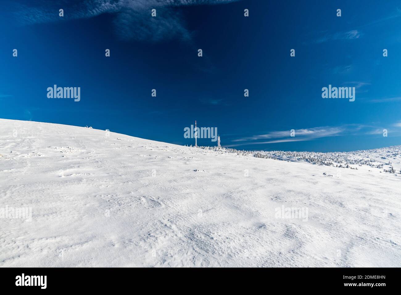 Krizava collina con torre di comunicazione sul foro di Martinske in Mala Fatra montagne durante la bellissima giornata invernale con cielo blu Foto Stock