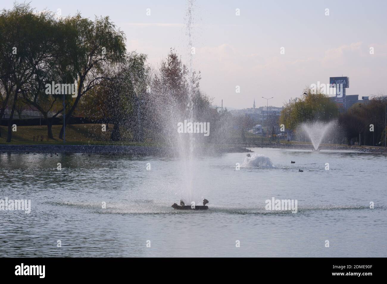 Fontana in un parco cittadino in autunno Foto Stock