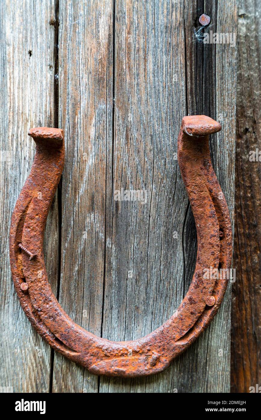 Appendere un ferro di cavallo rivolto verso l'alto in una forma a "U" si  dice per tenere il male fuori e portare buona fortuna nella vostra casa. Al  contrario, appendere la volontà