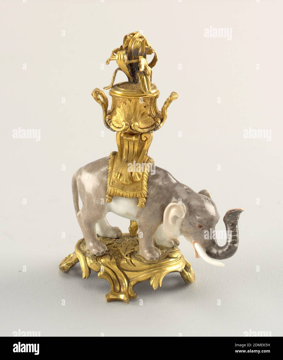 Elefanti montati con Candlesticks, porcellana in pasta dura, smalto vetroso, bronzo, oro, coppia di elefanti in porcellana montati come candelabri (parti a e c) con coperture (parti b e d). Elefanti in piedi con tronchi rialzati grigio scuro, zecche bianche; pelle verniciata con linee grigie corte, più densa sul dorso. Ciascun elefante su una base in bronzo dorato e arrotolato con ugello a forma di urna, maneggiato su un cuscino con frange che poggia sulla schiena dell'animale. Ogni copertina circolare, con finiale di foglie e tendini arriccianti, si inserisce perfettamente in Nozzle., Germania, Francia, metà del 18 ° secolo, ceramica, Arti decorative Foto Stock