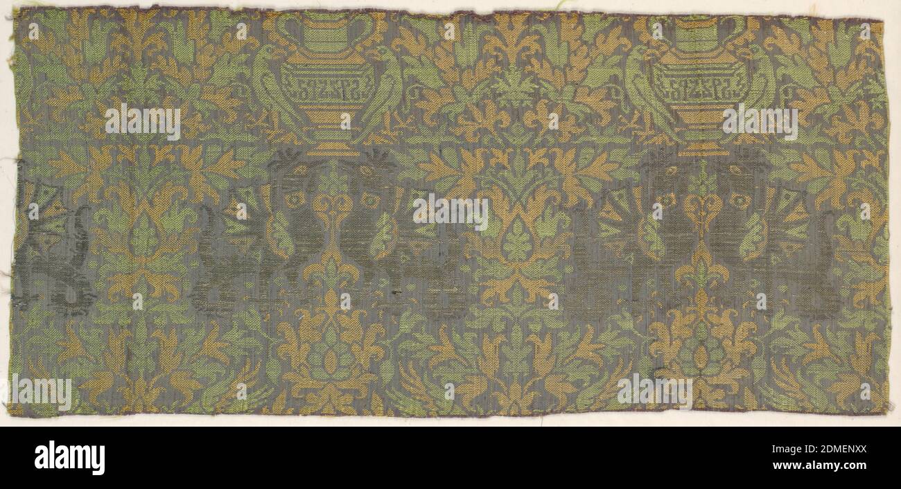 Frammento, Medio: Seta, metallo avvolto lino tecnica: Due strutture di tessuto integrato (tessitura semplice più tessitura semplice), modello ripetitivo di un vaso con scrittura pseudo-araba fiancheggiata da pappagalli adorsed sopra mostri affronti. Oro, arancio e verde su porpora., Italia, XIV secolo, tessuti tessuti, frammento Foto Stock