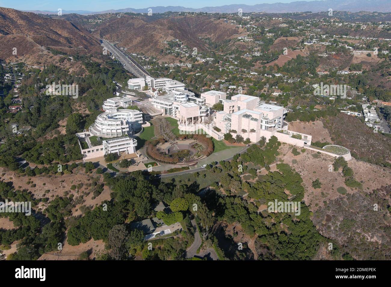 Una vista aerea del Getty Center, martedì 15 dicembre 2020, a Los Angeles. Foto Stock