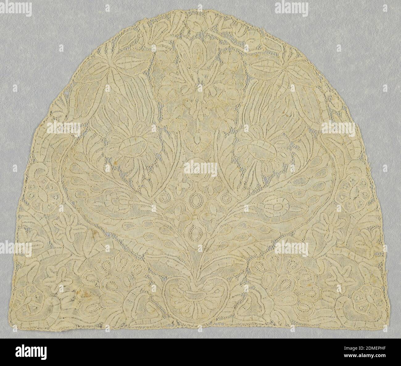 Testa a corona, Medium: tecnica lino: Pizzo a bobina, stile Bruxelles, testa a corona con un modello denso di forme floreali e fogliate che emanano da una base a forma di cuore., Belgio o Inghilterra, 1700–1750, pizzo, testa a corona Foto Stock