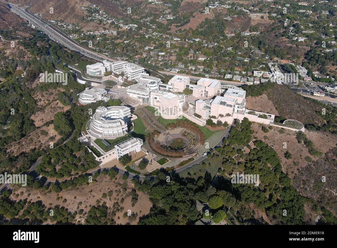 Una vista aerea del Getty Center, martedì 15 dicembre 2020, a Los Angeles. Foto Stock