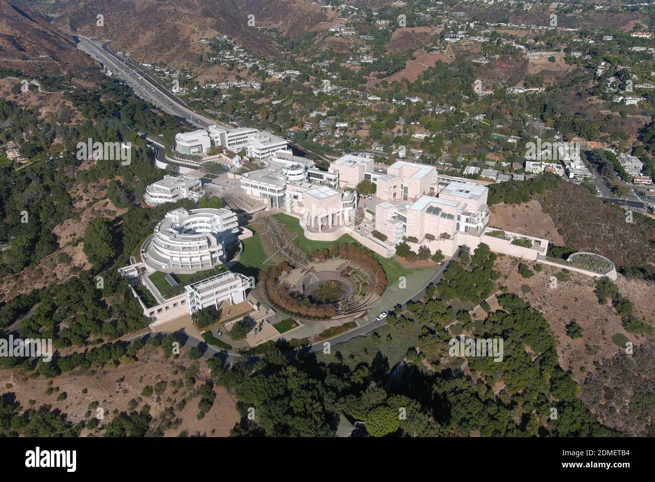 Una vista aerea del Getty Center, martedì 15 dicembre 2020, a Los Angeles. Foto Stock