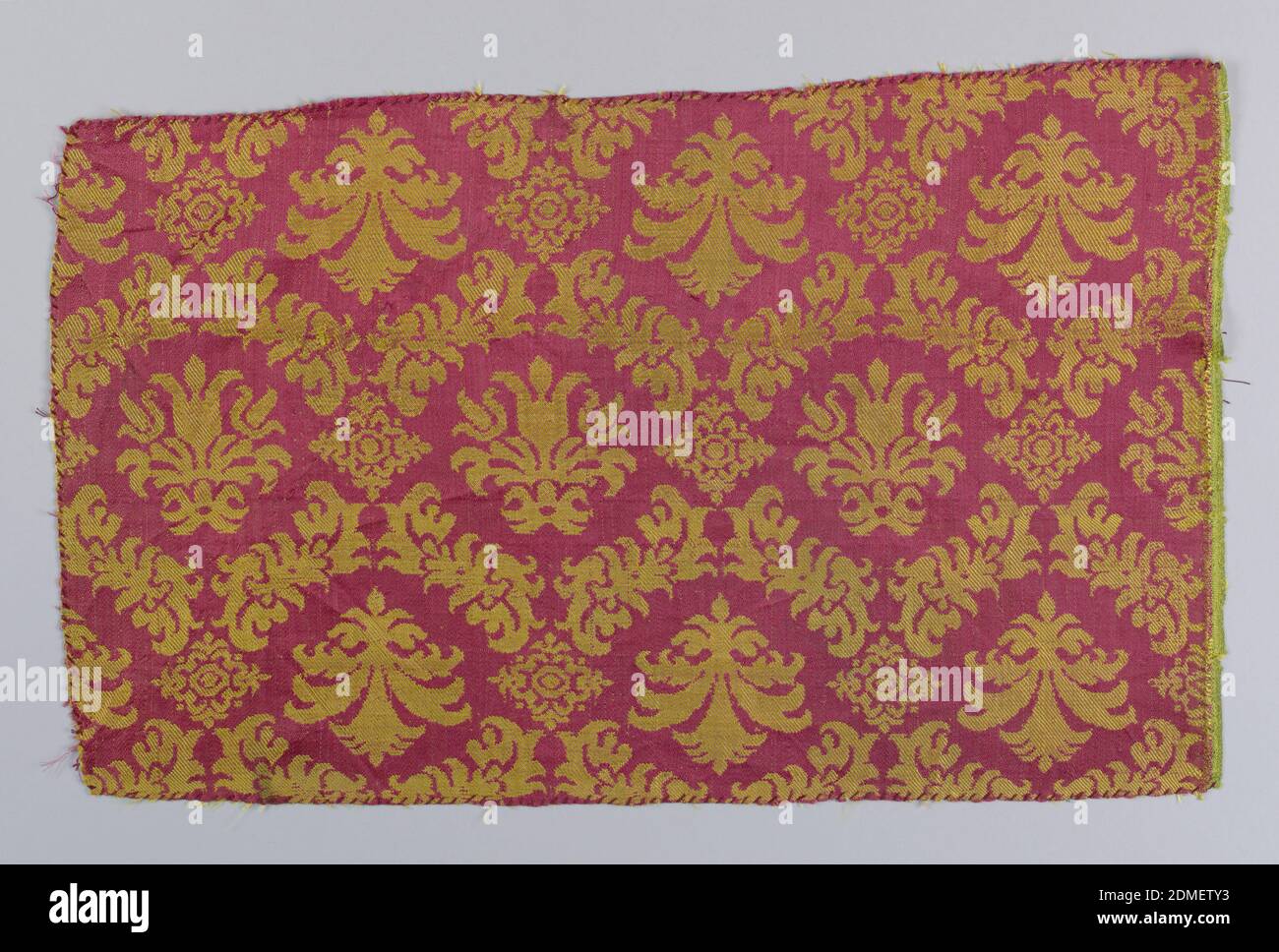 Frammento, Medio: Seta tecnica: 4&1 raso più 14 twill, forme floreali che si affacciano in direzioni alternate in rosso e giallo., Spagna, XVII secolo, tessuti tessuti, frammenti Foto Stock