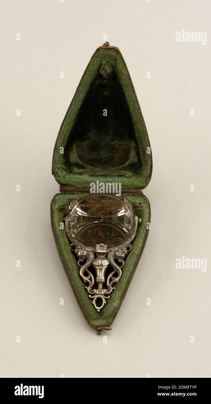 Sigillo, Argento, cristallo di roccia, sigillo girevole di cristallo di roccia intagliato con uno stemma. Il manico in argento è composto da delfini., Francia, ca. 1720, gioielli, arti decorative, Sigillo Foto Stock