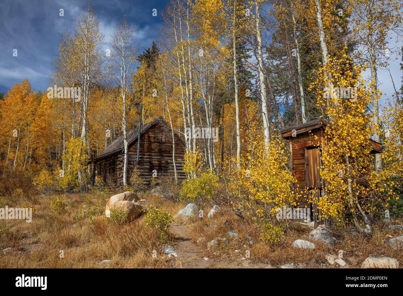 Cabina di legno abbandonata con outhouse in autunno, Brighton, Big Cottonwood Canyon, Wasatch Mountains, Utah Foto Stock