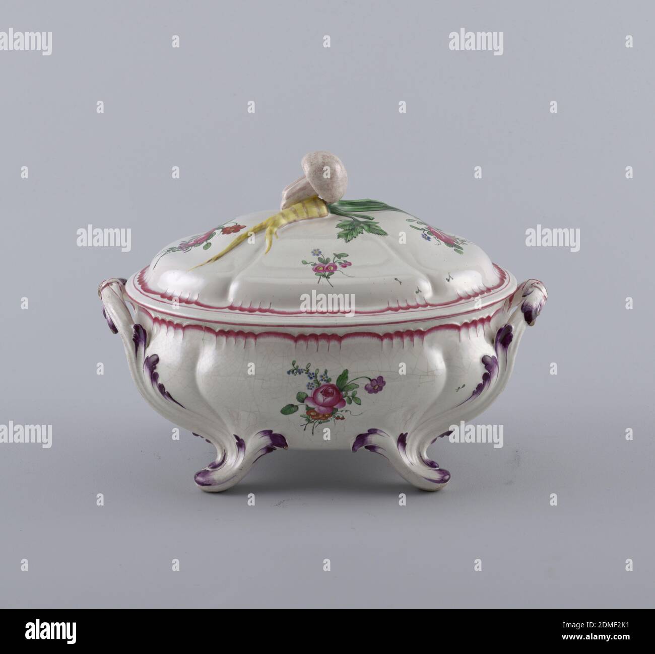 Tureen e cover, terracotta smaltata in stagno, smalti policromi, tureen ovale con coperchio a cupola. Piedini e manici in rotolo decorati con fogliame bordato in viola. Bordo di tureen e coperchio decorato con fasce rosa e capesante peigne. Il coperchio ha una finia sotto forma di fungo e rapa. Bouquet floreali sparsi dipinti sulla superficie. Craquelure. Grossolano, Strasburgo, Francia, ca. 1760, ceramica, arti decorative, tureen e cover Foto Stock