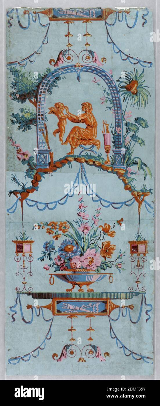 Parete laterale, blocco stampato su carta fatta a mano, medaglione di grande ciotola poco profonda, con tre piedi e maniglie di collegamento, riempito di fiori, si alterna con scena di donna sotto un reticolo arcuato che gioca con un cupido. Struttura di festoni a nastro, ghirlande e rotoli. Stampato in rosso, verde e blu su un campo blu chiaro. Rettangolo verticale, Francia, ca. 1785, rivestimenti, pareti laterali Foto Stock