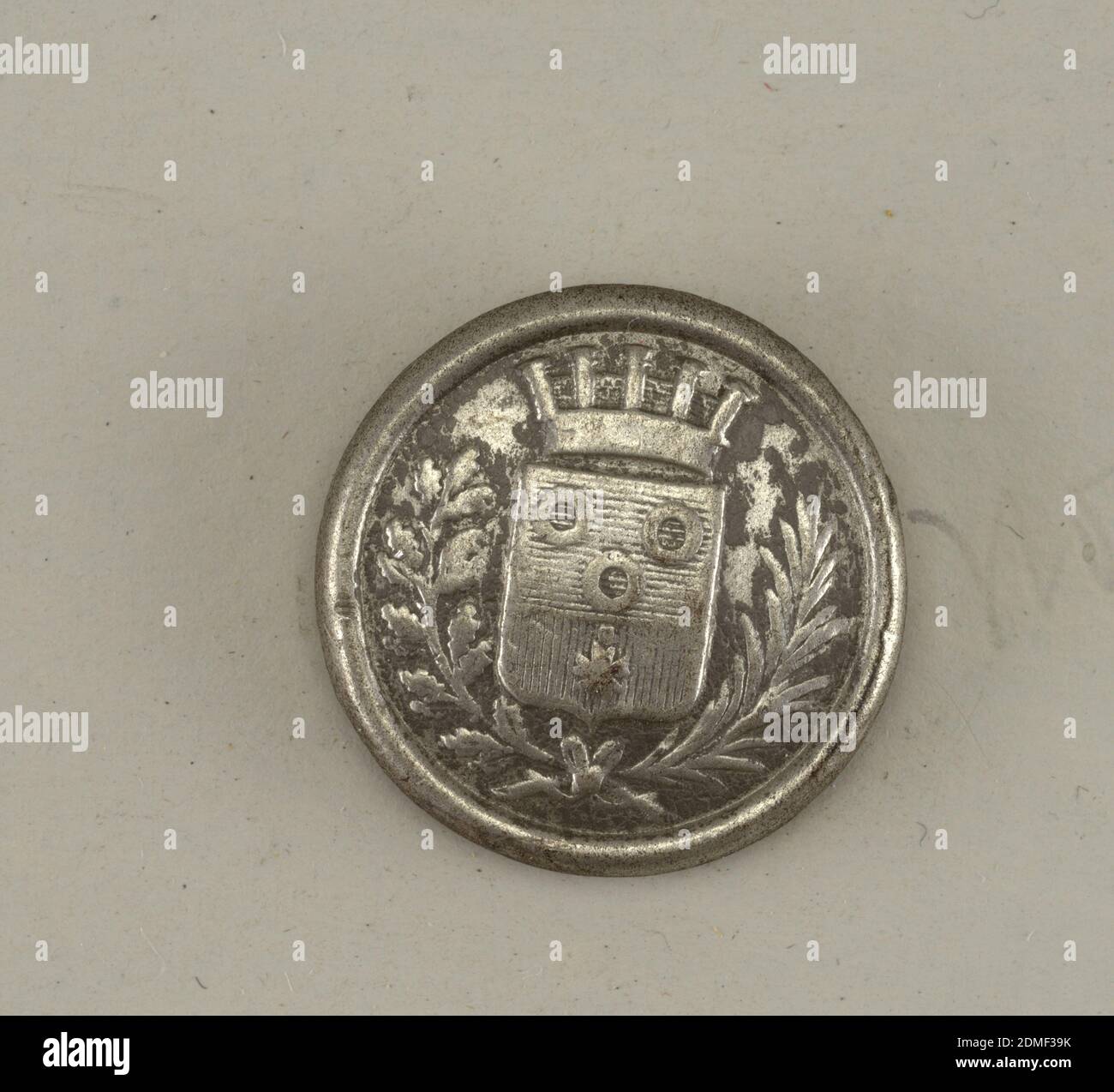 Bottone, Argento, ottone, bottone con ornamento che mostra uno scudo con tre anelli e una stella, all'interno di spruzzi d'alloro incrociati e sormontato da una corona. In retromarcia, "C T Paris Perfectionne" su una cintura con fibbia. Ottone posteriore e gambo., su scheda e, Francia, 19 ° secolo, costume & accessori, Arti decorative, bottone Foto Stock