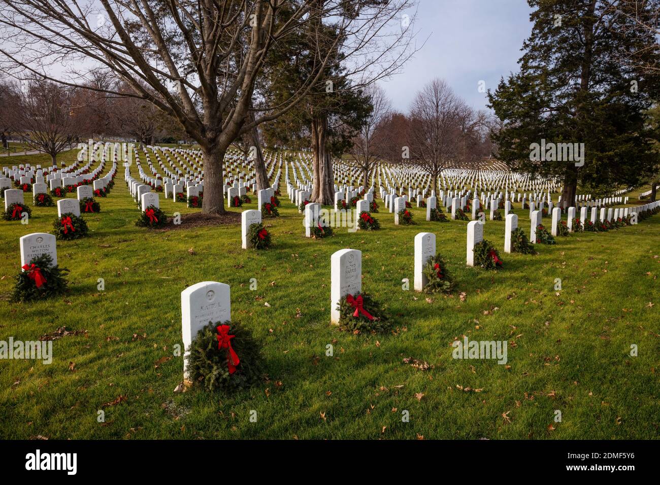 Ghirlande natalizie su lapidi, corone in tutta l'America, cimitero nazionale di Arlington, Washington, DC Foto Stock