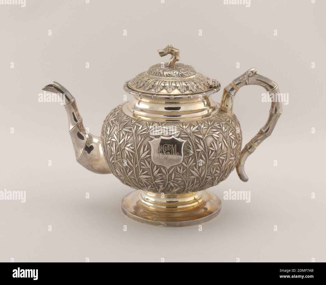 Teiera e coperchio, argento, avorio, corpo rotondo, piede e collo a gradini tondi lisci; beccuccio curvo lungo a forma di bambù; manico a forma di bambù avvolto; coperchio a cupola piatto, finiale a forma di bambù con cappuccio; motivo di bambù répoussé sul corpo, con scudo inciso "ACML"; Coperchio ha répoussé bambù e foglia di acanto modello., Cina, 1865–85, metallurgia, Arti decorative, teapot e coperchio Foto Stock