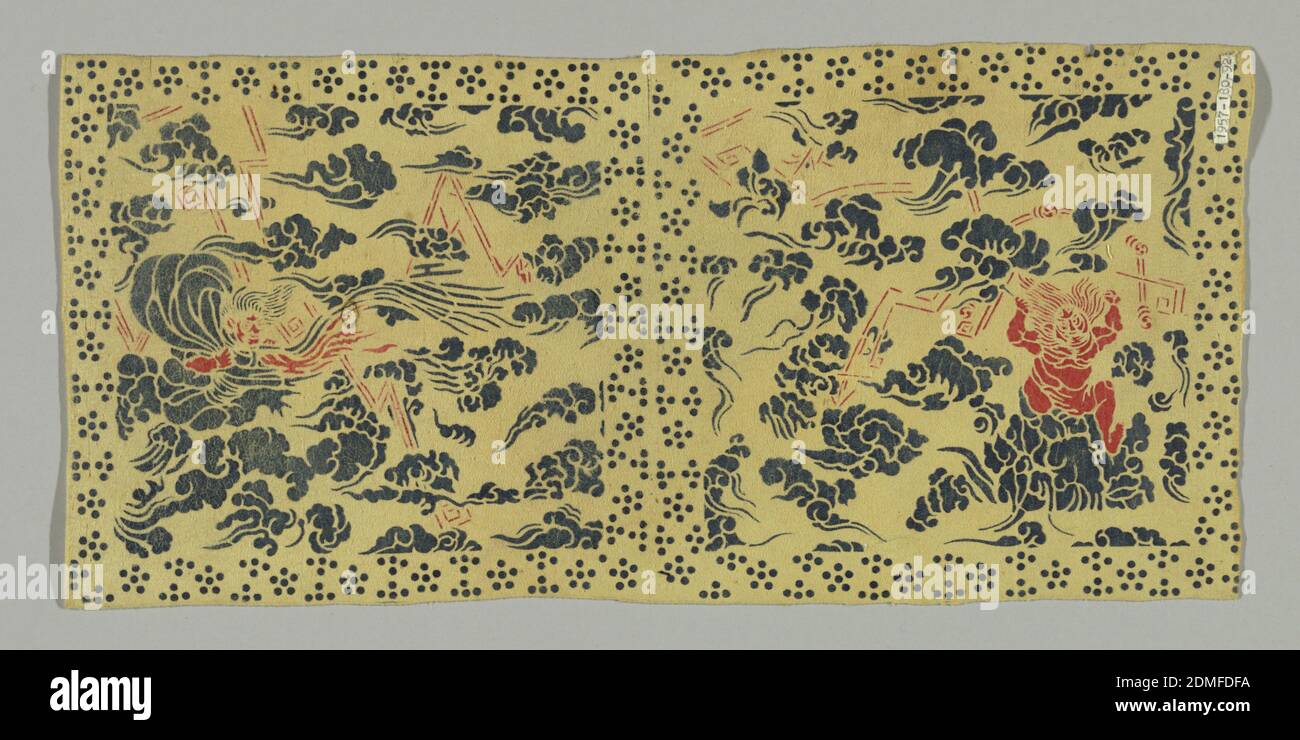 Frammento, mezzo: Lana tecnica: Feltrata e stenciata, rettangolo di feltro color crema, stampato in blu e rosso in due disegni quadrati di nuvole, zig-zag di alleggerimento (?) e l'uomo dai capelli selvaggi. Ogni segno delineato da una banda di punti blu., Cina, 18 ° o 19 ° secolo, stampati, tinti e dipinti tessuti, frammento Foto Stock