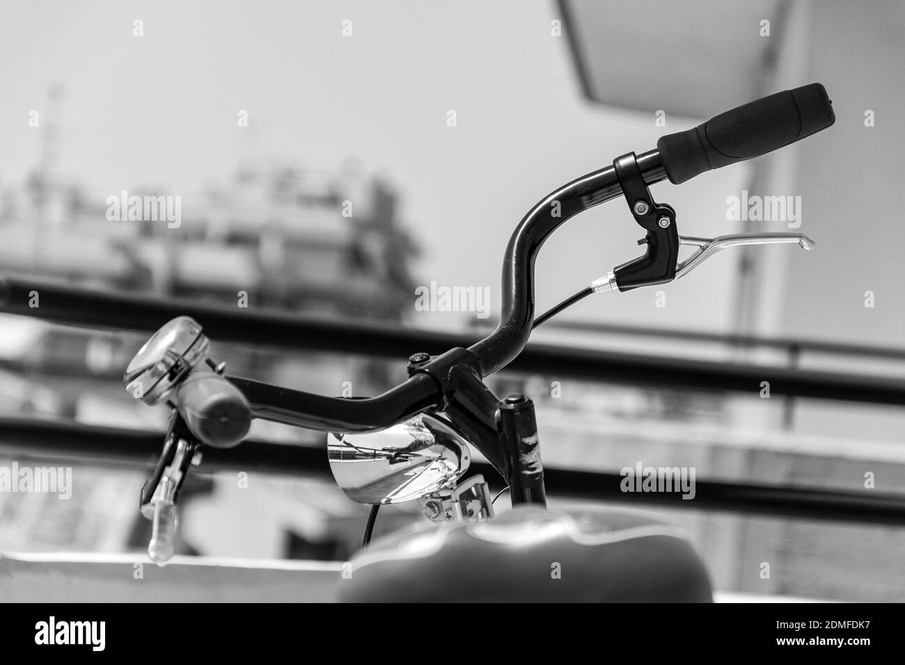 Un closeup scala di grigi di un manubrio di un bicycl Foto Stock