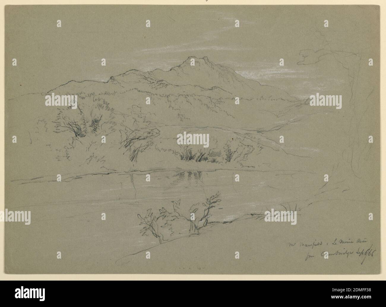 Vista del Monte Mansfield da Cambridge, Vermont, Daniel Huntington, americano, 1816–1906, pastello nero, gesso bianco, grafite su carta grigia, fiume e banca in primo piano, con montagna oltre., Cambridge, Vermont, USA, 6 settembre 1866, paesaggi, disegno Foto Stock