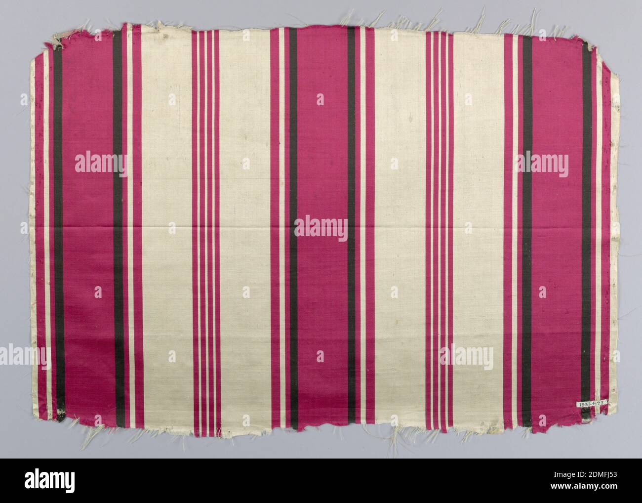 Tessile, Medio: Seta tecnica: Tessitura satinata, frammento di tessuto di tappezzeria a strisce rosse, nere e bianche., Francia, primi del XIX secolo, tessuti tessuti, tessile Foto Stock