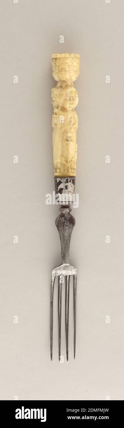 Forchetta, avorio, argento, acciaio, quattro denti curvi, spalle curve, collo piatto svasato verso il manico. Ghiera in argento con impresso la sigla "W v D S." Manico in avorio scolpito in profondo rilievo. Tre virtù: Giustizia, con spada e scala, speranza, con ancora e uccello, e Carità con candela (?) e tre bambini. Quattro facce sull'estremità superiore del manico; cappuccio del manico a forma di floreale., Paesi Bassi, ca. 1680–1700, posate, arti decorative, forchetta Foto Stock