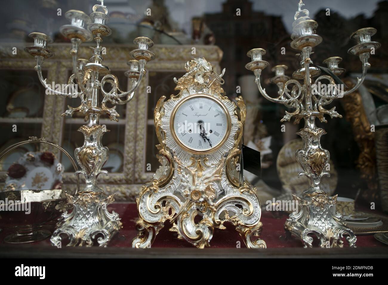 Primo piano dell'orologio antico sul tavolo in negozio Foto stock - Alamy