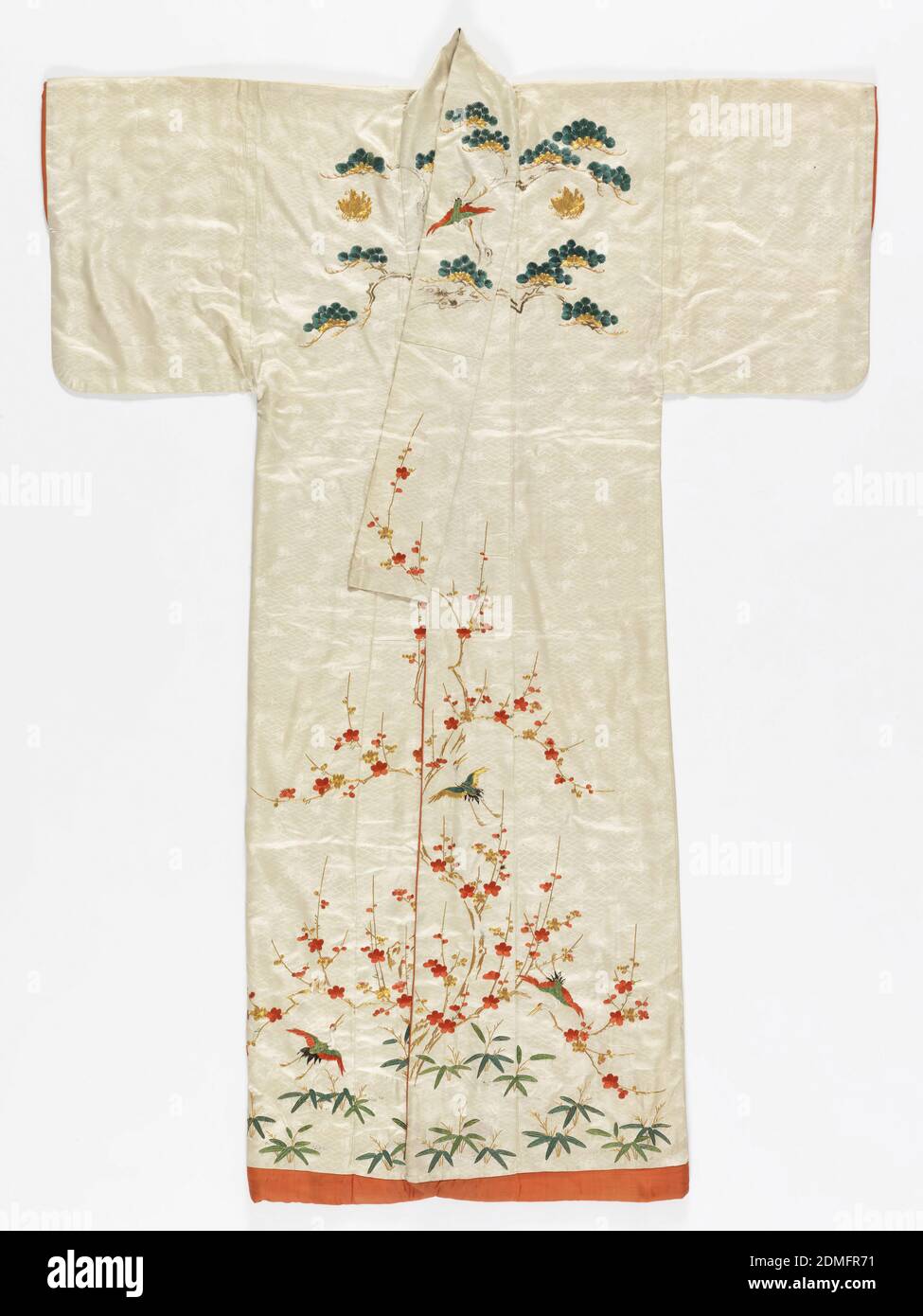 Kimono, Medio: Ricamo di seta, fondazioni di seta tecnica: Ricamato su tessitura di satin composta, kimono di seta bianca della donna con disegno intessuto di minuscoli losanghe, tartarughe e fenici. Ricamato con fili di seta in rosso, oro e verde con fiori di ciliegio, rami di pino, bambù, fenice e farfalle. Foderato di seta rossa, Giappone, ca. 1800, costume e accessori, Kimono Foto Stock